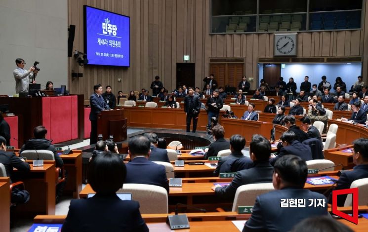 [포토] 박찬대 "총 쏴서라도 끌어내라던 尹, 자기 살겠다고 구질구질"