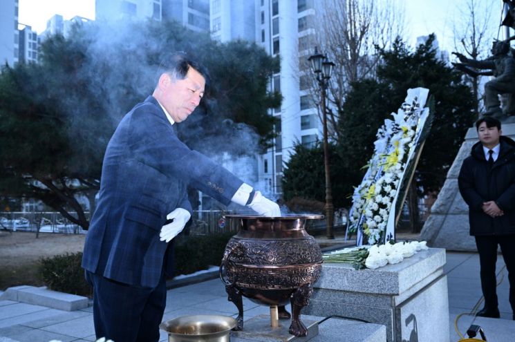 백경현 구리시장, 현충탑 참배…2025년 새해 첫 출발