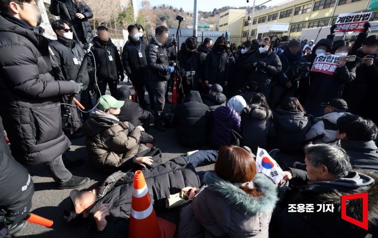 [속보]경찰, '윤석열 체포 저지' 지지자 강제해산 시작