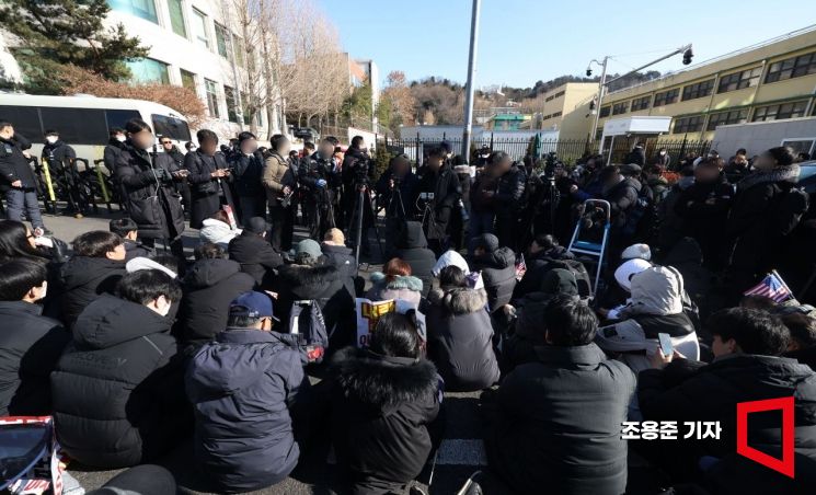 [포토] 관저 입구 막아선 윤석열 대통령 지지자들