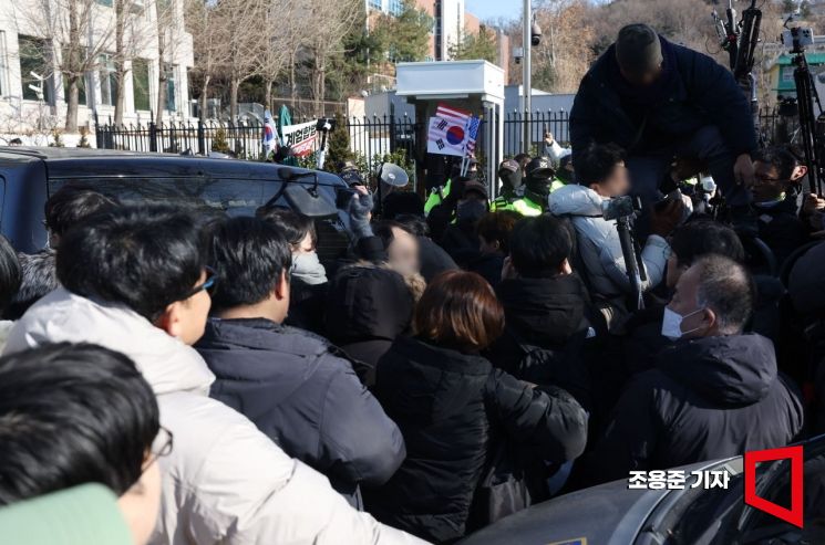 [포토] 관저 입구 막아선 윤 대통령 지지자들