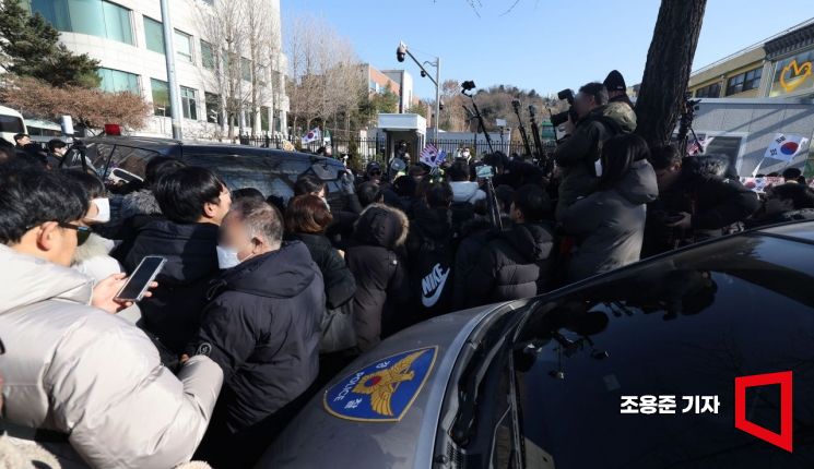 [포토] 경찰과 대치중인 윤 대통령 지지자들