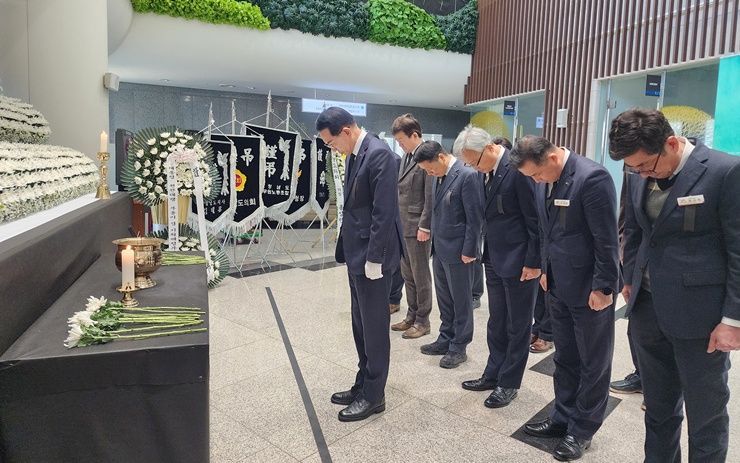 이완섭 충남 서산시장이 2일 충남도청에 마련된 제주항공 여객기 사고 희생자 합동분향소를 찾아 조문했다. /서산시