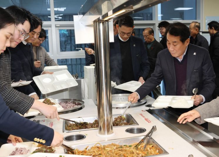 나동연 양산시장, 새해 배식행사 대신 직원들과 ‘소통 오찬’