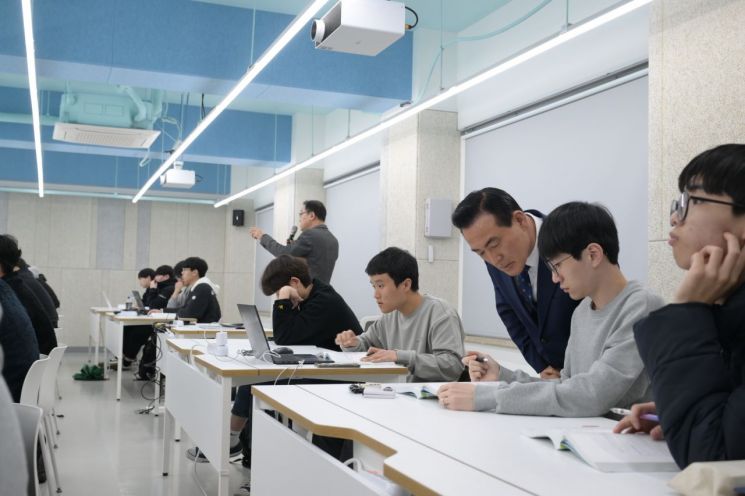 백성현 논산시장은 지난해 3월 건양대 반도체공학과 학생들의 수업을 참관하고 있다./논산시