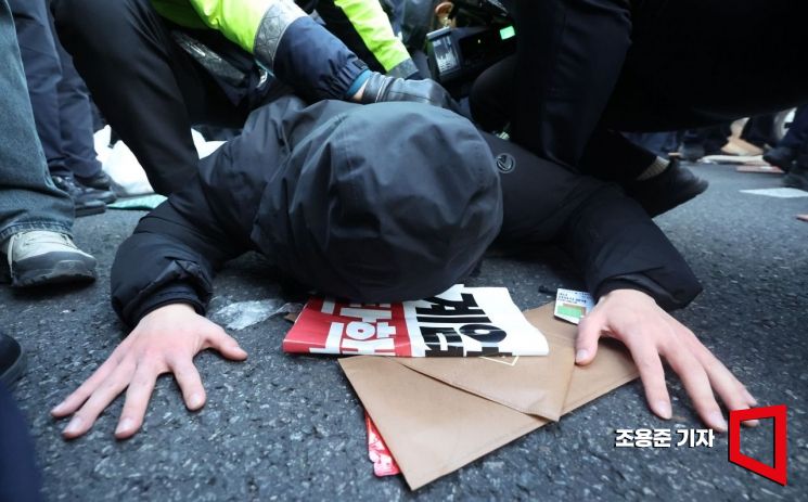 '옥중서신' 김용현 "대통령은 국민만 생각…애국동지 여러분이 지켜달라"