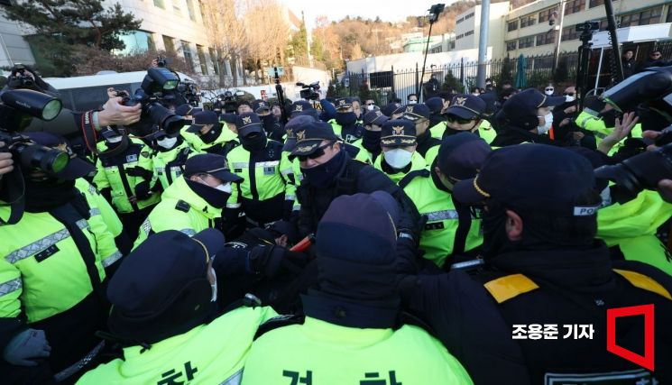 경찰, 尹관저 앞 지지집회서 '공무집행방해' 2명 체포