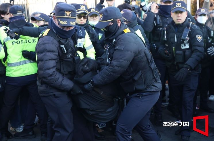 [포토] 대통령 관저 앞 지지자 해산시키는 경찰