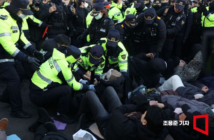 경찰, '윤석열 체포 저지' 지지자 강제해산…관저 정문 앞 통로 확보