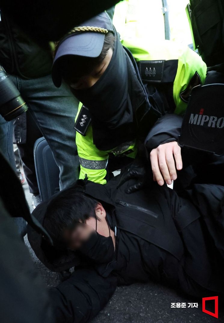[포토] 경찰 관저앞 윤대통령 지지자 해산