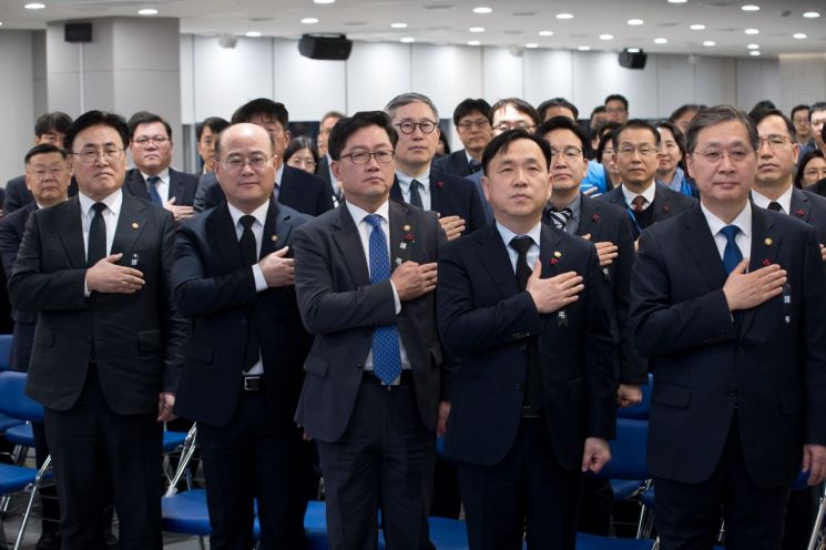 유상임 과학기술정보통신부 장관이 2일 오후 세종특별자치시 정부세종청사에서 열린 '2025 과학기술정보통신부 시무식' 에서 국민의례를 하고 있다. 왼쪽부터 유상임 장관, 이창윤 제1차관, 류광준 과학기술혁신본부장, 강도현 제2차관, 윤영빈 우주항공청장. 사진=과기정통부