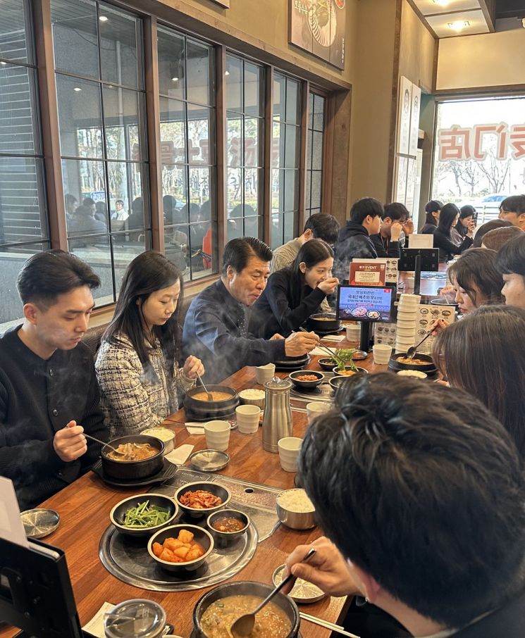 서강석 송파구청장, MZ직원과 새해맞이 ‘국밥’ 점심