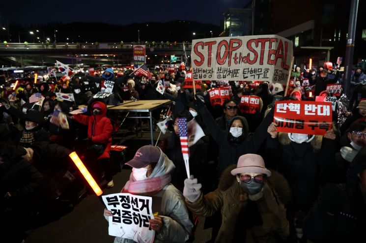 "우리가 막아야"…尹 체포영장 집행에 관저 앞 전운 고조