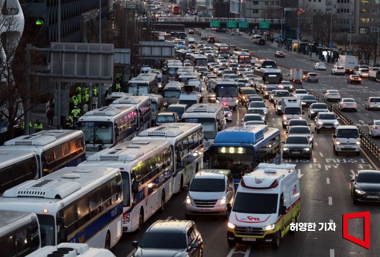 "정신 나갈 거 같다"…집회에 고통받는 한남동 주민들 