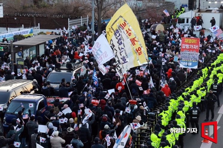 "우리가 막는다" 尹 지지자들, 한남동 관저 앞 극한 대치