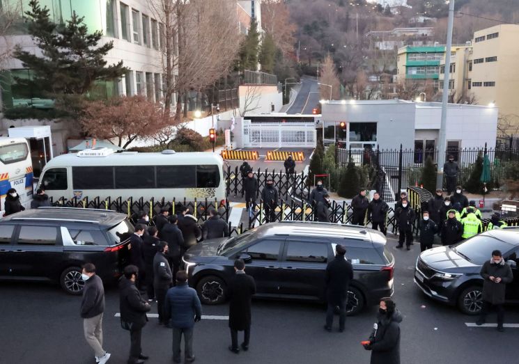 사실상 '대통령 사병'…尹 체포영장 막아선 '막강' 경호처