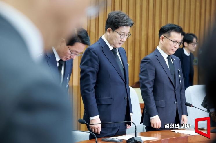 [포토] 항공기 참사 묵념하는 권성동