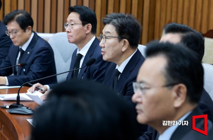 권성동 국민의힘 원내대표가 3일 국회에서 열린 원내대책회의에서 발언하고 있다(왼쪽). 박찬대 더불어민주당 원내대표가 3일 국회에서 열린 최고위원회의에서 발언하고 있다. 사진=김현민 기자