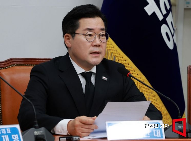 권성동 국민의힘 원내대표가 3일 국회에서 열린 원내대책회의에서 발언하고 있다(왼쪽). 박찬대 더불어민주당 원내대표가 3일 국회에서 열린 최고위원회의에서 발언하고 있다. 사진=김현민 기자