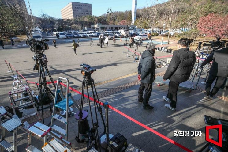 [포토] 尹 대통령 체포영장 집행, 포토라인 설치된 공수처 앞