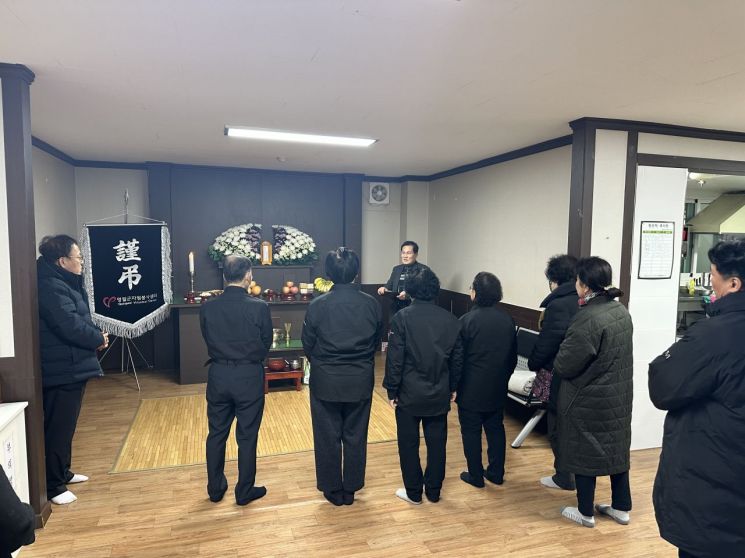 강원특별자치도 영월군자원봉사센터 공영장례 전문봉사단 ‘들꽃새김’ 봉사자들이 지난 2일 영월장례식장에서 무연고 사망자의 장례를 진행하고 있다. 사진=영월군청 제공