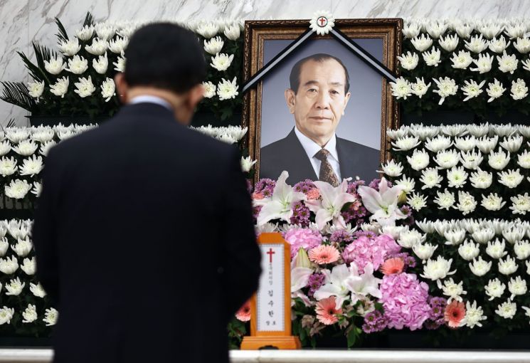 김수한 전 의장 영결식 거행…우원식 "더 큰 책임감으로 어려움 헤쳐나갈 것"