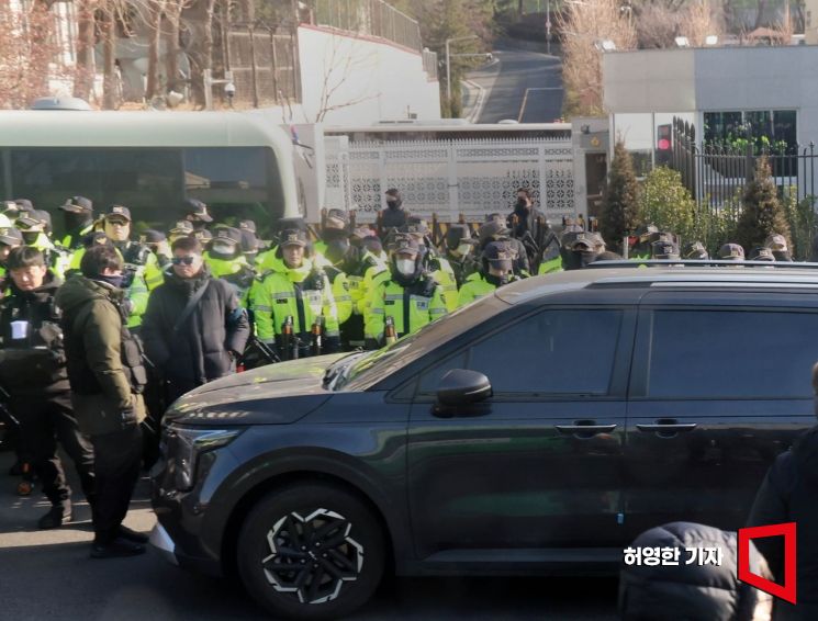 '尹 체포영장 집행 시도' 공수처, 빈손 철수…尹측 "경호구역 물리력 행사 유감"(종합)