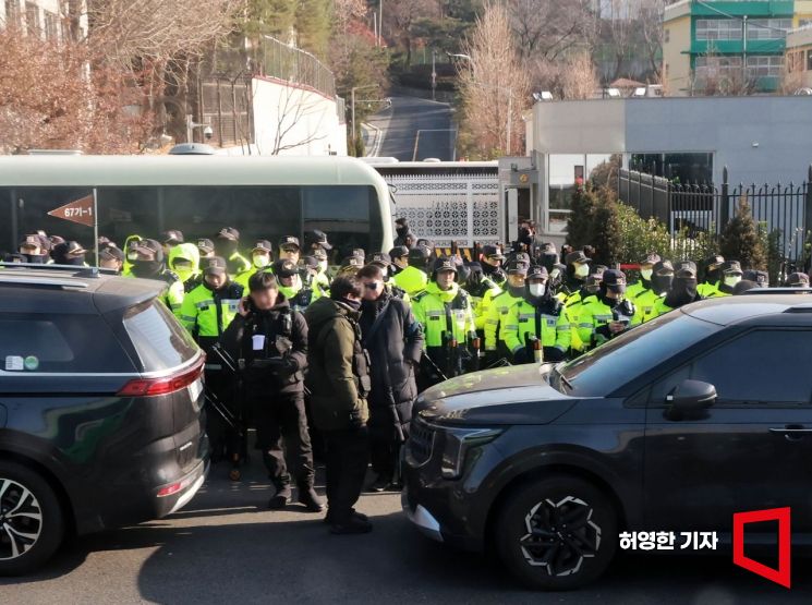 경호처·군인 200여명 '스크럼'에 막힌 공수처…"일부 개인화기 소지"