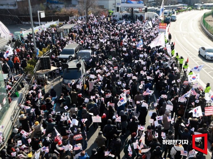 "정신 나갈 거 같다"…집회에 고통받는 한남동 주민들 