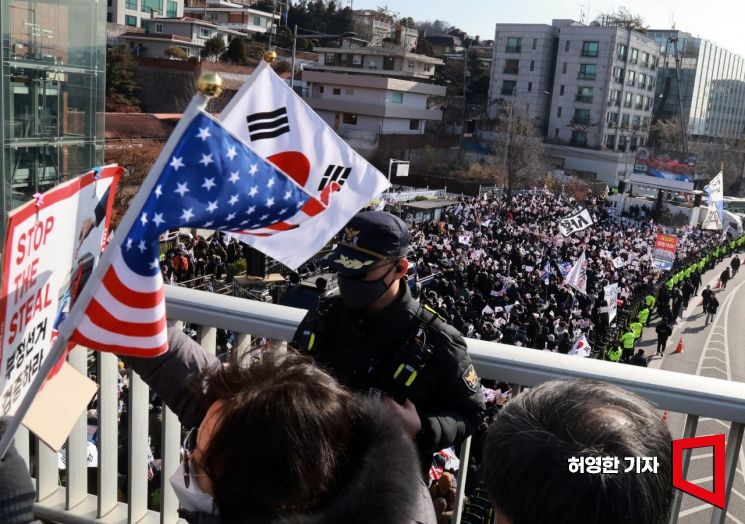 대통령 윤석열은 어쩌다 '극우 유튜브'에 포획됐나