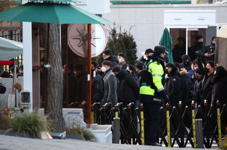 사실상 '대통령 사병'…尹 체포영장 막아선 '막강' 경호처