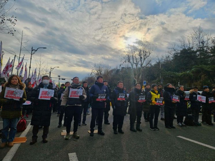 "노동자 손으로 윤석열 끌어낼 것"…민주노총, 1박2일 철야농성 돌입