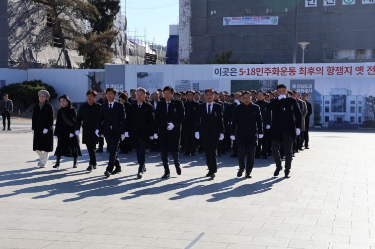 3일 오전 광주 동구 5·18 민주 광장에 마련된 제주항공 여객기 참사 합동 분향소에서 광주 경제단체와 협회장 등 120명이 희생자를 추모했다. 광주경영자총협회 제공