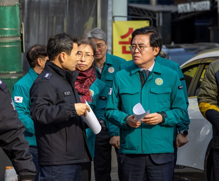 진교훈 서울 강서구청장(오른쪽 첫 번째)이 화곡동 화재현장을 방문해 소방 관계자로부터 피해 현황, 화재 원인 등에 대해 듣고 있다. 강서구 제공.