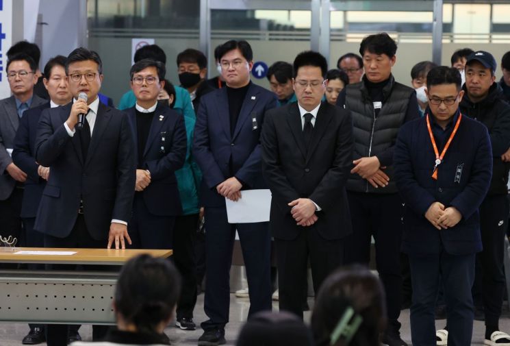 애경 계열사, 국가애도기간에 '송년 행사'…임원진 고개 숙여