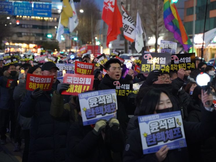 광주비상행동은 4일 오후 광주 금남로 전일빌딩245 앞에서 ‘추모와 연대의 광주시민대행진’ 집회를 진행했다. 이날 약 2,000여명의 시민들은 애도의 뜻을 담아 검은 색 계통 옷과 리본을 달고 참여했다. 참석자들은 “내란수괴 윤석열을 즉각 체포·구속하라”고 구호를 외쳤다. 송보현 기자