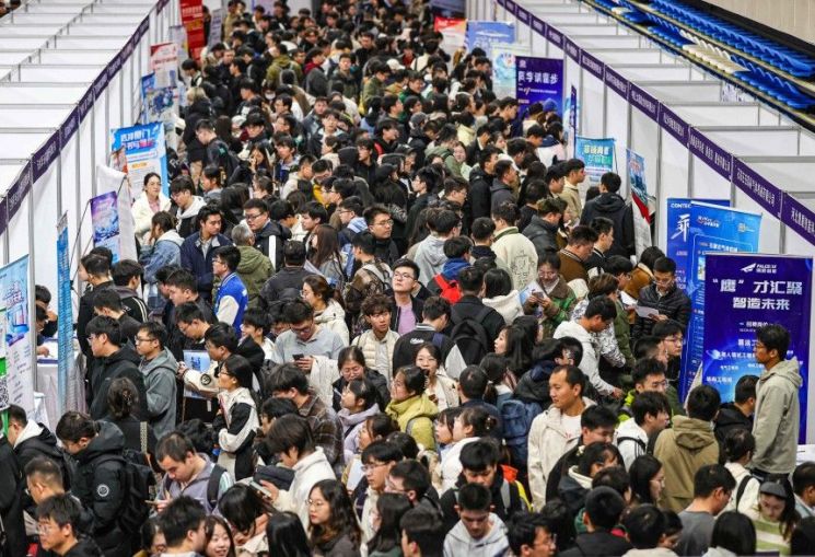 "졸업하는 순간 실업자"…훠거집 종업원이 석사, '오버스펙' 취업하는 중국