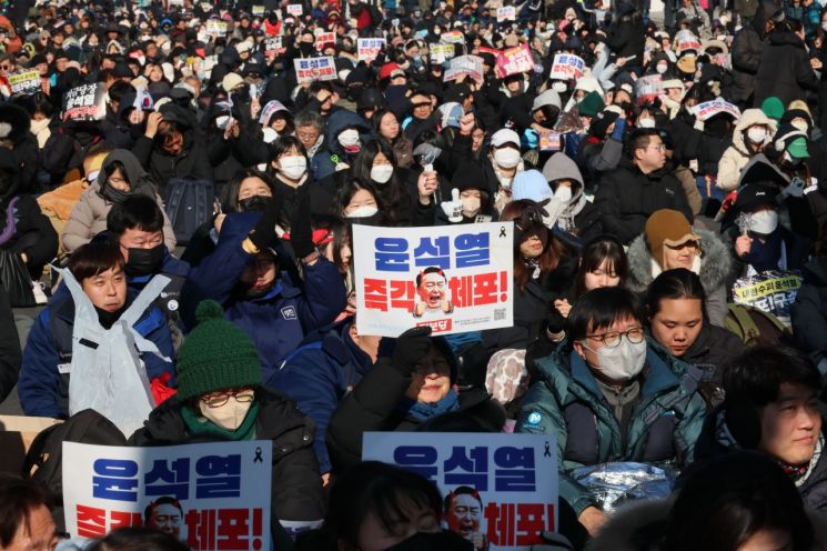 '尹 체포' 놓고 찢어진 관저 앞…찬반 집회 대치(종합)