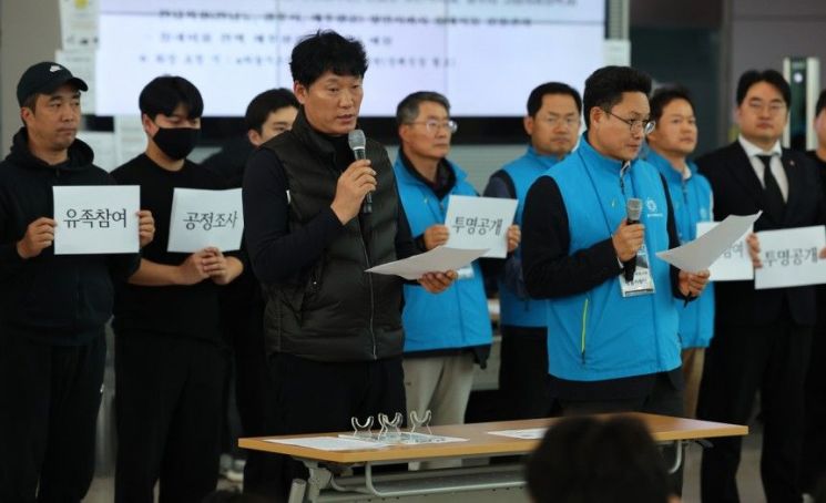 무안공항 제주항공 여객기 참사 일주일째를 맞은 4일 전남 무안국제공항 여객터미널에서 이혁 유족대표단 장례위원장과 김정희 변호사(광주지방변호사회 제주항공 여객기참사 법률지원단)가 성명을 발표하고 있다. 연합뉴스