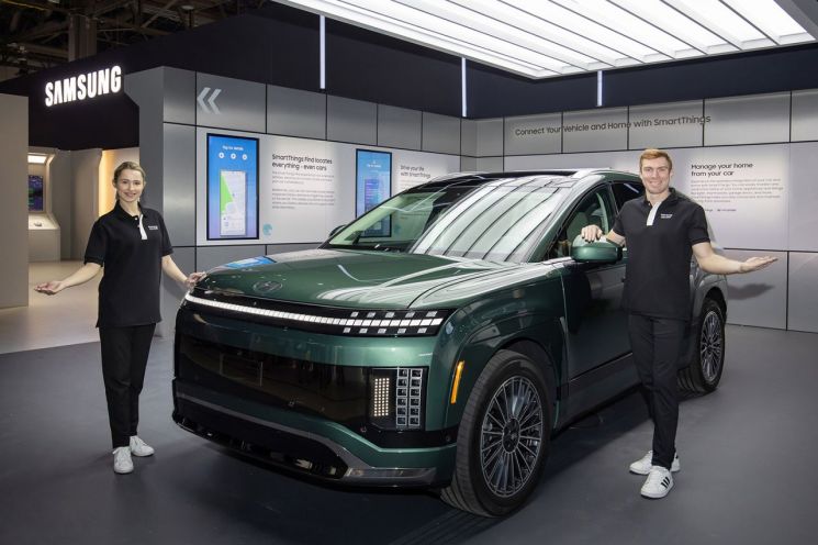 CES 2025가 열리는 미국 라스베이거스 컨벤션 센터에 위치한 삼성전자 전시관에서 삼성전자 모델이 스마트싱스와 현대자동차의 차별화된 연결 경험을 소개하고 있다. 사진=삼성전자 제공