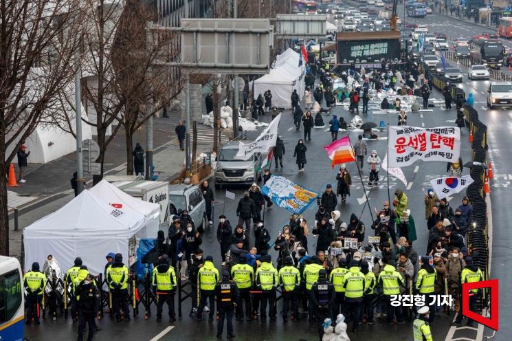 6일 서울 용산구 대통령 관저 인근에서 윤 대통령 체포를 촉구하는 시민단체 소속 관계자들이 재집결 하고 있다. 강진형 기자