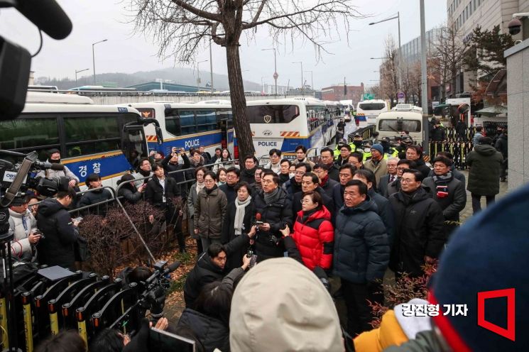 고위공직자범죄수사처가 윤석열 대통령에 대한 체포영장 집행 관련 업무를 경찰에 일임하겠다는 공문을 발송한 6일 서울 용산구 대통령 관저 앞에서 김기현 국민의힘 의원을 비롯한 소속 의원들이 입장을 윤 대통령 체포영장에 대한 입장을 밝히고 있다. 강진형 기자