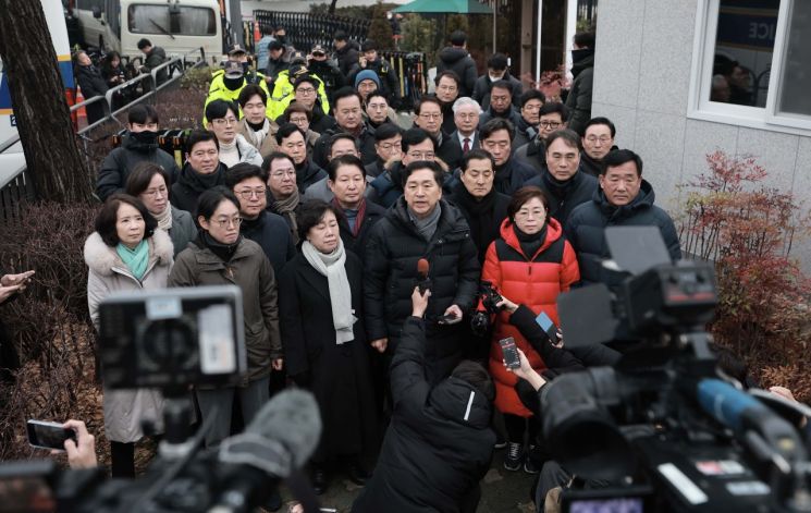 국힘의원들, 尹관저 앞에서 7시간 대기…"영장집행 결단코 막을 것"(종합)