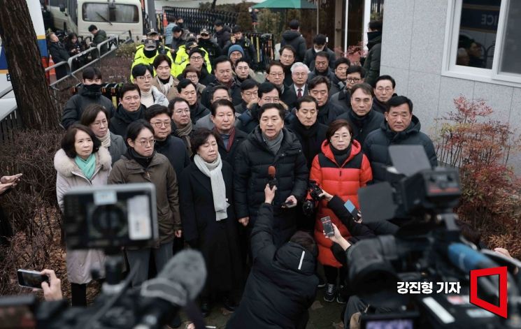 고위공직자범죄수사처가 윤석열 대통령에 대한 체포영장 집행 관련 업무를 경찰에 일임하겠다는 공문을 발송한 6일 서울 용산구 대통령 관저 앞에서 김기현 국민의힘 의원을 비롯한 소속 의원들이 윤 대통령 체포영장에 대한 입장을 밝히고 있다. 강진형 기자