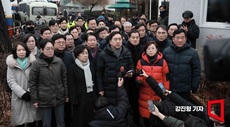 국힘의원들, 尹관저 앞에서 7시간 대기…"영장집행 결단코 막을 것"(종합)