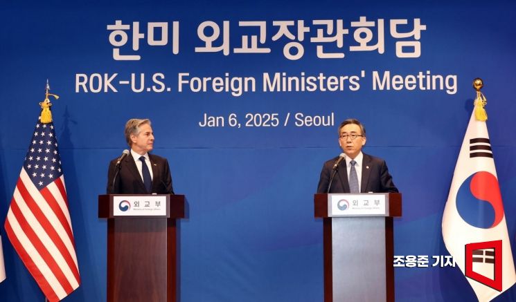 조태열 외교부 장관(오른쪽)과 토니 블링컨 미국 국무장관이 6일 서울 종로구 정부서울청사 외교부에서 한·미 외교장관 회담을 마치고 합동 기자회견을 하고 있다. 조용준 기자