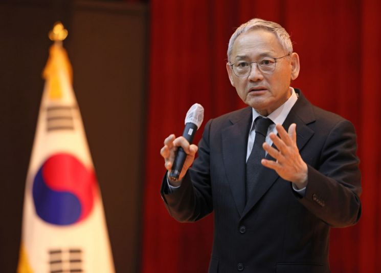 유인촌 "광복 80주년 전시, 지원 아끼지 않겠다"