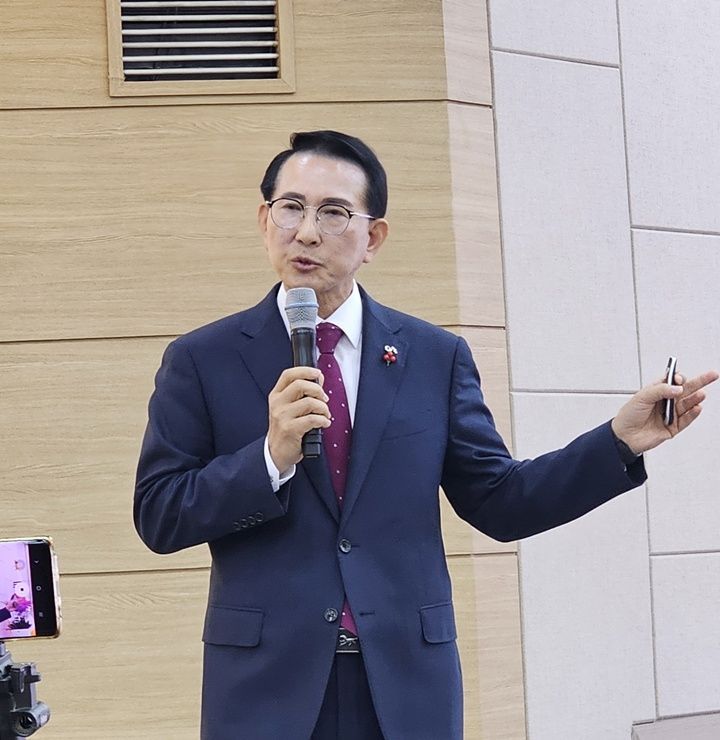 이완섭 충남 서산시장이 6일 시청 대회의실에서 언론인과 대화를 갖고, 지난해 주요 시정성과를 공유하고 올해 시정운영 방향을 설명하고 있다. /서산=최병민 기자