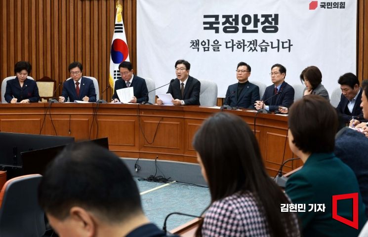 [포토] 원내대책회의 주재하는 권성동
