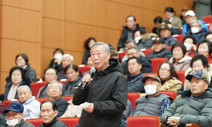 7일 열린 동문1동 주민들과의 대화에서 한 주민의 질문 모습. /서산시